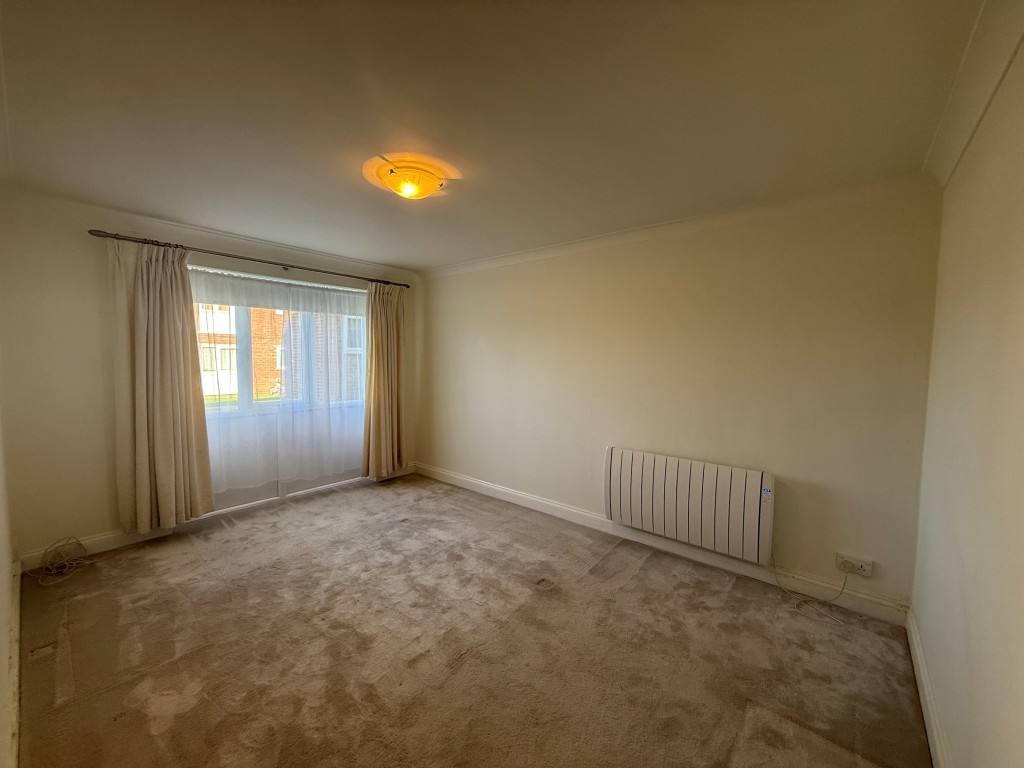 Lot: 116 - TWO-BEDROOM GROUND FLOOR APARTMENT CLOSE TO BRAINTREE TOWN CENTRE - Carpeted bedroom with window and electric heater